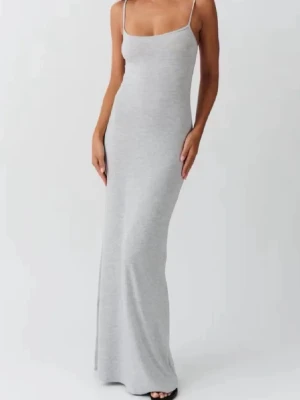 Lång grå klänning - Ljusgrå långklänning från Gina. Storlek xs men stretchig. Fint skick ❤️☺️