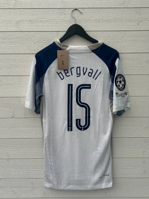 Lucas Bergvall Tottenham Fotbollströja - Säljer en Tottenham fotbollströja med Bergvall 15 på ryggen som är helt ny med prislapp!