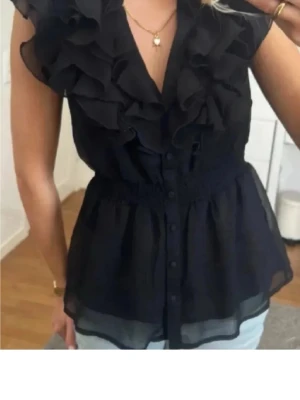 Röd volangblus från H&M - Första bilden är lånad för ocv visa hur det sitter på blusen är röd och väldigt passande nu till sommaren priset är redan lågt för en blus som inte säljs längre☺️