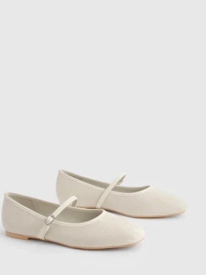 Vita ballerinaskor med rem - Helt nya stilrena vita ballerinaskor med en smal rem och silverfärgat spänne i mockastuck💕