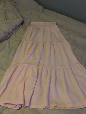 Söt ljus rosa kjol - Super söt rosa kjol i storlek 160🩷 andvänd endats 1 gång i sommras, från lager 157💕