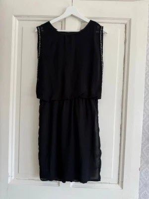 Svart festklänning Sisley - Svart festklänning Sisley. Rökfritt hem. Kolla gärna mina andra annonser för bundle och samfrakt.