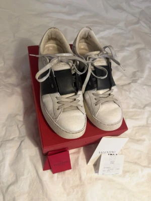 Valentino skor - Väl använda men ändå bra skick. Använd skofärg och rengöring för att fixa till de. Applikationen av färgen syns på nära håll men inte när de används 😊allt i bilderna medföljer, dvs skokartong, kvitto och två kort 💓köptes i Danmark för 5300kr (kvittot visar DKK) !!!GÅR NER I PRIS VID SNABB AFFÄR!!! Skicka inte prisförslag om du inte kommer köpa 💓💓