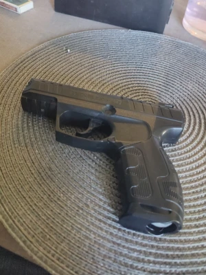 Daisy 426 4,5 mm Svart luftpistol  - Säljer en svart luftpistol från xxl för typ 1000 kr, skjutit typ 25 skott 