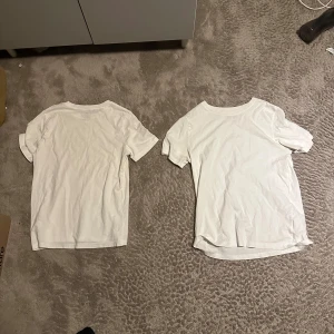 Två vita basic t-shirts - Två klassiska vita t-shirts i enkel design. Båda har rund halsringning och korta ärmar. Perfekta att matcha med jeans eller shorts för en clean och avslappnad stil.