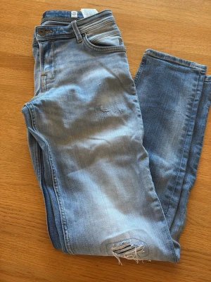 Jack and Jones slim  - Jack and Jones slim gleen jeans. Mycket fint skick. Storlek 170 passar större och mindre. Hör av er vid funderingar MVH MAJESTIC GARMENTS 