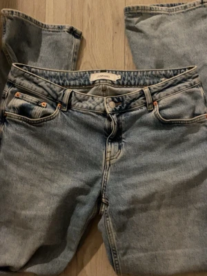 Low straight jeans junkyard  - Säljer dessa jeans från Junkyard. Orginalpris är ca 600kr. De är raka. 