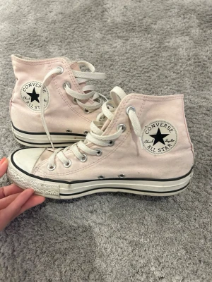 Rosa Converse  - Supersöta Converse All Star high sneakers i ljusrosa med vita sulor! Lite smutsiga men inga större skador, går att tvätta!!💘💘💘