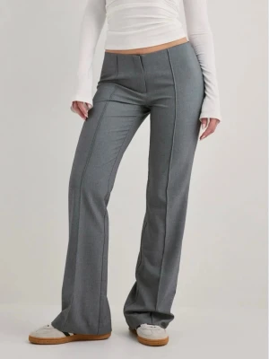 Grå kostymbyxor med pressveck - Säljer ett par grå kostymbyxor med utsvängda ben och markerade pressveck framtill. Nyskick! Storlek 34🩷 