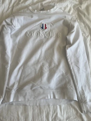 Moncler sweatshirt  - Moncler sweatshirt i fint skick. OBS ÄKTA!