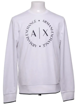 Vit sweatshirt från Armani Exchange - Säljer en vit sweatshirt från Armani Exchange med stort svart logotryck på bröstet. Tröjan har rund halsringning, långa ärmar och ribbade muddar vid ärmslut och nederkant. Perfekt för en clean och stilren look.