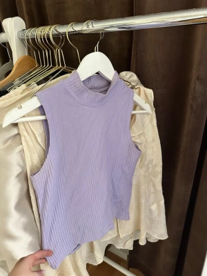 Ljuslila ribbad ärmlös topp - Säljer en söt ljuslila ribbad topp från Monki!