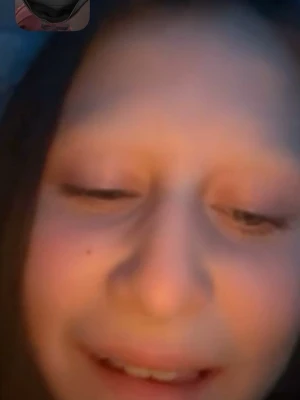 Svart ansiktsmask i tyg - Säljer en enkel svart ansiktsmask i tyg. Masken har en klassisk form som täcker näsa och mun och är perfekt för vardagsbruk. Den är mjuk och bekväm att bära och har elastiska band för att sitta bra runt öronen.