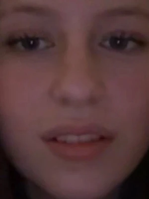 Porträttbilder på två unga personer - Två digitala porträttbilder som visar ansikten på unga personer. Bilderna har olika uttryck, en med neutral min och en med grimaserande ansikte. Perfekt för dig som vill ha unika porträtt till kreativa projekt eller dekoration.