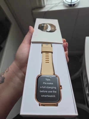 Beige smartklocka med silikonarmband - Stilren smartklocka med 1,83" TFT-skärm och beige silikonarmband. Batteritid på mer än 7 dagar. Har en likadan. Denna är helt ny