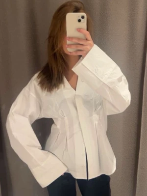 Skjorta - Figursydd, fr gina och den e slutaåld, ja e en xs/s på bilden! Aldrig använd, köpte häromdan me råka dra bort lappen fr skjortan. Har kvar kvitto!