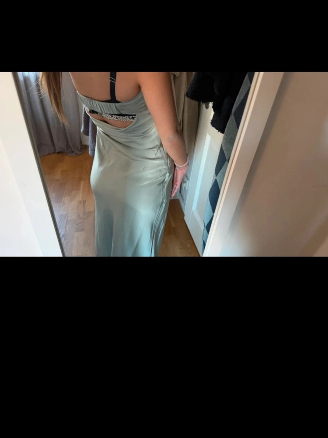 Ljusgrön långklänning i satin - 1