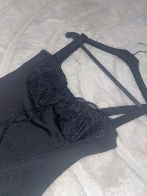 Svart klänning - Klänning storlek S med snitt bak oanvänd