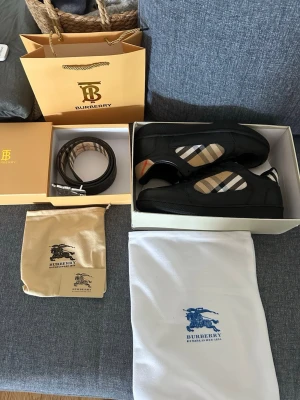 Burberry sneakers 43 size + belt set - Säljer ett väldigt clean Burberry-inspirerat paket med sneakers och matchande bälte.Helt nya / oanvända och kommer med box, dust bags och shopping bag som på bilderna.  Perfekt som full outfit eller present.Sneakers har en väldigt clean look och bältet matchar perfekt med samma pattern.