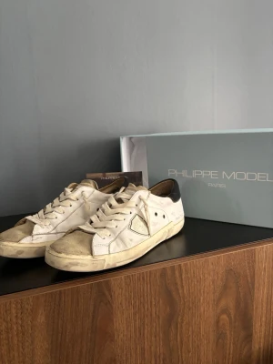 Philippe model skor i storlek 44 - Äkta sneakers från Philippe Model, använda men i gott skick i 44. Kartong medföljer