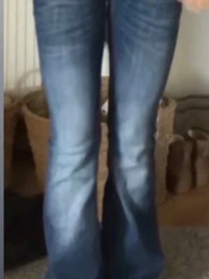 Lågmidjade jeans  - Säljer pågrund av att de inte används längre. Fint skick men är slitna längst ner på benen. Storlek XS short lenght☺️