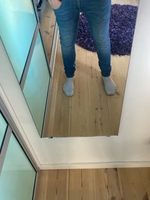 Blå slim fit jeans - Säljer ett par blå slim fit jeans med klassisk femficksdesign och normal midja. Jeansen har en smal passform som sitter tajt längs benen och är tillverkade i denim. Perfekta för dig som gillar en stilren och enkel look. Pris kan diskuteras 