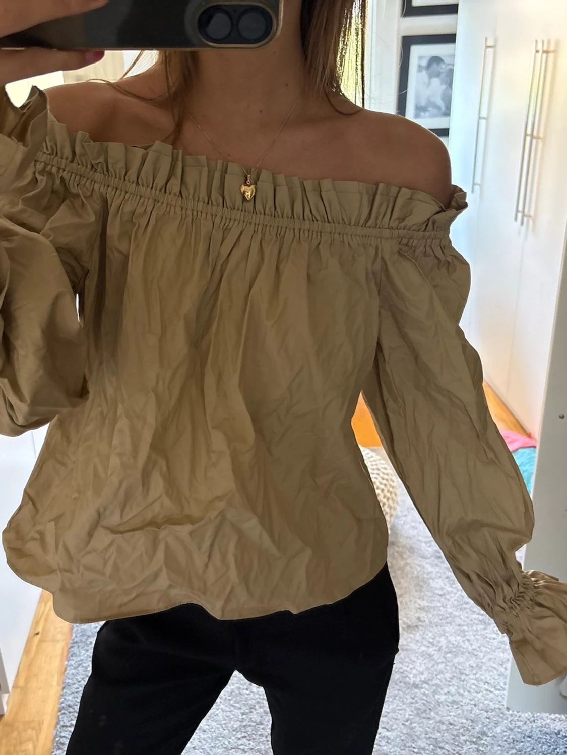 Beige offshoulder blus med volang - 1