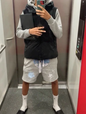 Svart dunväst från Zara - Säljer en svart dunväst från Zara i storlek M. Västen har en hög krage och dragkedja framtill. Perfekt att slänga över en hoodie för en chill och stilren look. Materialet är mjukt och lätt, vilket gör den enkel att bära hela dagen.