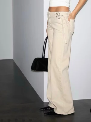 Vida beige jeans med bälte - Säljer dessa super populära jeansen med låg midja från Gina som är helt slut sålda! Dom är helt nya med prislapp kvar.