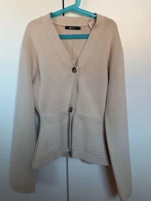 Beige kofta - Beige kofta från gina, endast använd 1 gång. 