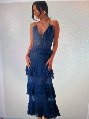 Balklänning Bubbleroom strl 34  -   - Croshet Flounce Maxi Dress strl 34 - Bubbleroom Occasion   - Virkad detalj i midja - Snörning i ryggen  - Volanger  - Knytdetaljer  - Material yttertyg: 80% Viskos 20% Polyamid  - Foder: 100% polyester  - Tvättas i 30%  - Nypris: 1 499kr  Modell bilder är 172 cm lång.  Mycket fint skick, endast använd vid 1 tillfälle.   