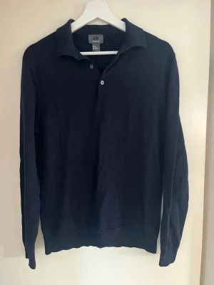 Mörkblå merinoull pikétröja - Långärmad piké från H&M