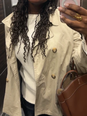 Beige trenchcoat  - Stilren beige trenchcoat med klassisk dubbelknäppning och bred krage💕💕