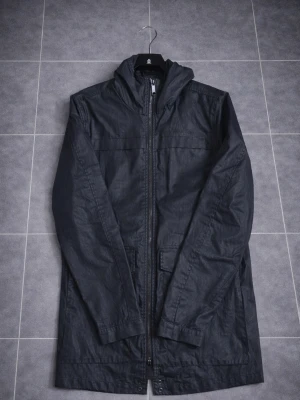 Regnjacka/ kappa - Elegant svart Regnjacka från varumärket William Baxter för män, storlek M. Väldigt bekväm och lätt jacka som jag rekommenderar. Den är nyskick, använd fåtal gånger. Hör av dig vid intress/frågor. PRIS KAN DISKUTERAS!