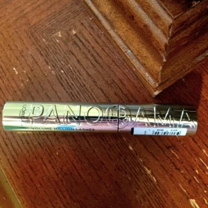 mascara  - Säljer en mascara från L'Oréal med namnet Panorama Volume Million Lashes. Säljes pga av felköp aldrig använd. 