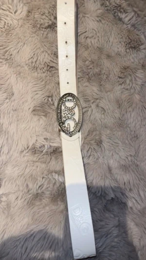 Vitt bälte med strassdetaljer - Snyggt vitt bälte 