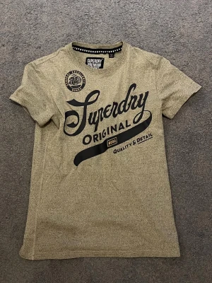Superdry t-shirt - Superdry T-shirt i storlek S