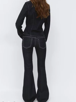 Mörkblå bootcut jeans med kontrastsömmar - Säljer mörkblåa jeans från Gina Tricot I storlek 36. Knappt använda och är i perfekt skick💕