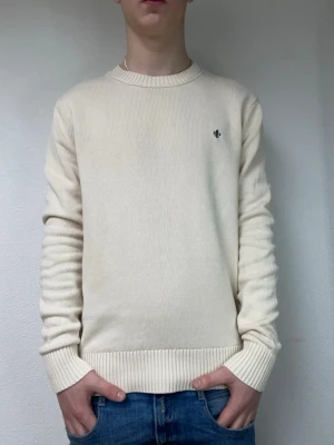 Klassisk cremevit stickad tröja från Morris - Snygg cremevit stickad tröja från Morris. Storlek medium och modellen är 178 och väger ca 70kg. Han bär i normala fall S. Hör gärna av er vid frågor eller funderingar!