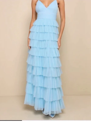 Balklänning - Säljer nu min balklänning ifrån Lulus. Endast använd en gång. Den är lite lång på mig som är 165 men inget som störde mig när jag hade på mig den. Storlek xs och passar mig som har xs/s. Den har dragkedja bak och justerbara axelband. Skriv privat om ni har frågor!💗