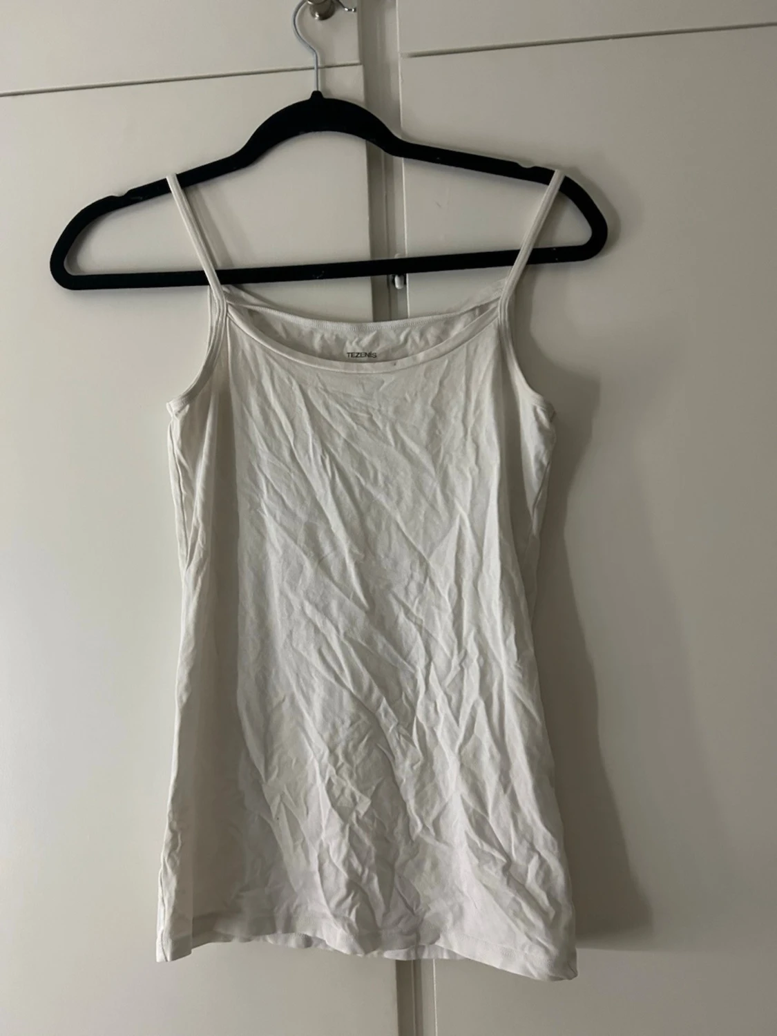 Vit linnetopp med smala axelband