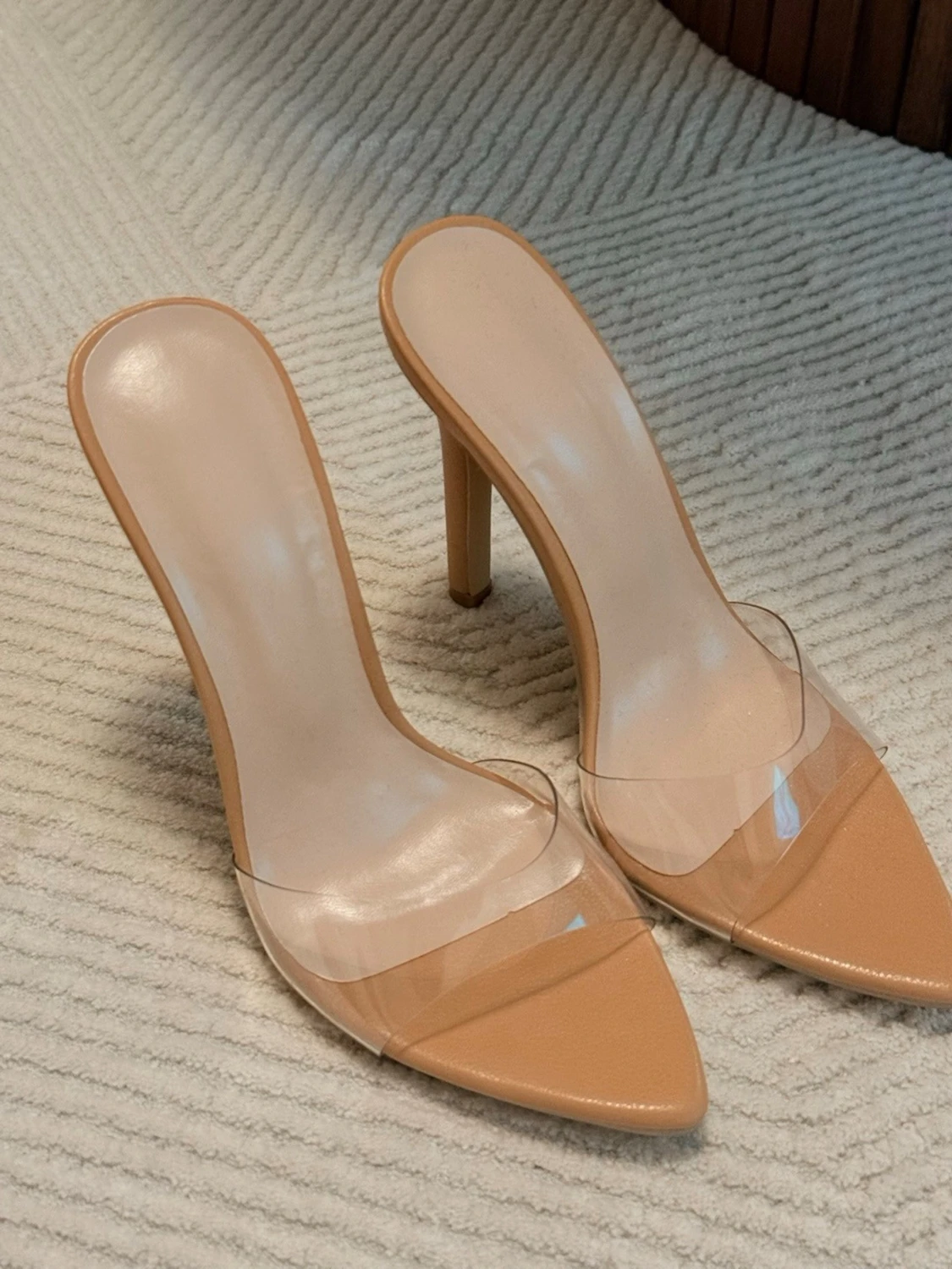 Beige pumps med transparent rem - 1