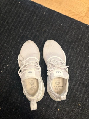 Vita Adidas NMD_R1 Primeblue sneakers - Använda en gång 