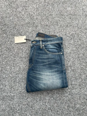 Tiger of sweden jeans - Helt nya Tiger of sweden jeans! Riktigt go tvätt! Storlek w30 l32! Nypris 1899, mitt pris endast 500! Modell pistlero! Perfekta nu till våren!