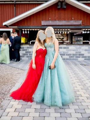 Balklänning - Säljer min otroliga mintgröna balklänning. Strl 36/38. Den är i jättefint skick men har två små hål längst ner (se sista bilden) och därav ligger den ute för ett längre pris. Dessa har förmodligen uppkommit av att en klacksko fastnat då den är väldigt lång med släp. Hålen syns däremot inte när den används och förstör inte helhetsintrycket! Hör gärna av dig för mer information!💕 (Pris kan diskuteras)