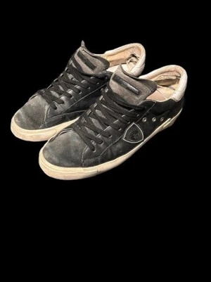 Philippe Model - Säljer mina phillipe models i denna ovanliga och riktigt feta färg då jag inte använder dom längre. Pris går att diskutera. Hör av dig vid frågor!