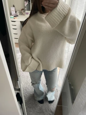 Stickad tröja från Gina  - Jätte fin och mysig vit stickad tröja från Gina tricot, säljer då den inte kommer till användning💕