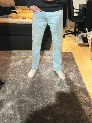 Lee Jeans  - Hej! Säljer dessa skitsnygga Lee jeans då jag inte tycker att jag passar i färgen.  Skicket är kanon och de är absolut en 9/10 i skick! 