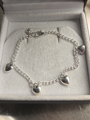 Silverarmband med hjärtberlocker - Snyggt silverfärgat armband med flera små hjärtberlocker som hänger längs en tunn kedja. Perfekt accessoar för dig som gillar stilrena och romantiska detaljer. Lätt att matcha med andra smycken och passar till många olika looks. Kedjan är i rostfritt stål (missfärgas inte). Vill man ha en annan längd är det bara att skriva till mig så löser jag det 💖