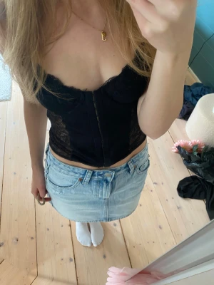 Korsett topp - Korsett topp med spets , strl M men sitter som en S